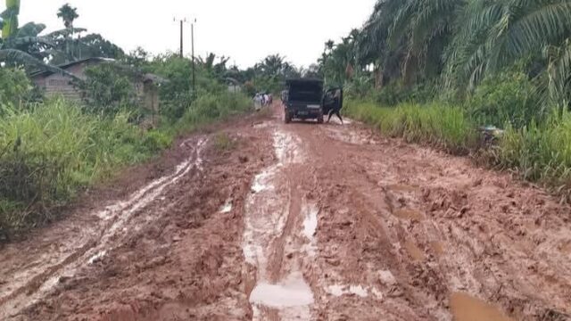 Kondisi jalan Kumpeh rusak parah